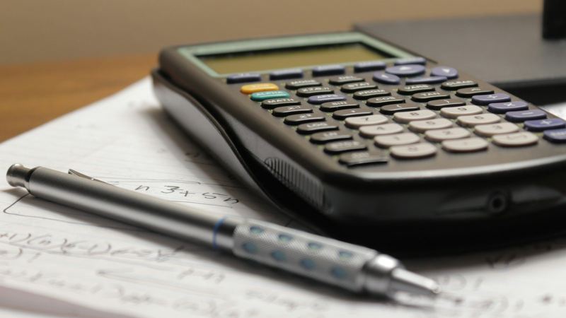 Kaufpreisfaktor berechnen: Formel, Tabelle und die Grenze, ab der sich ein Objekt trägt